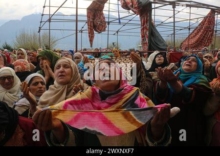 Srinagar, Kaschmir. April 2024. Kaschmir-muslimische Frauen beten, wenn sie ein Relikt sehen, von dem angenommen wird, dass es sich um ein Haar aus dem Bart des Propheten Mohammad handelt, während des Todestages von Hazrat Ali, Cousin des Propheten Muhammad (pbuh), am Hazratbal-Schrein in Srinagar. Am 1. April 2024 in Srinagar, Kaschmir. (Kreditbild: © Firdous Nazir/OKULARIS via ZUMA Press Wire) NUR REDAKTIONELLE VERWENDUNG! Nicht für kommerzielle ZWECKE! Quelle: ZUMA Press, Inc./Alamy Live News Stockfoto