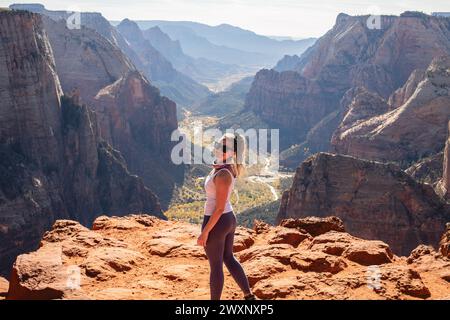 Blick über das Zion-Tal in Richtung Angel's Landing vom Aussichtspunkt im Zion-Nationalpark aus gesehen Stockfoto