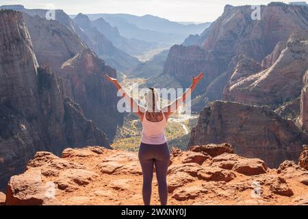 Blick über das Zion-Tal in Richtung Angel's Landing vom Aussichtspunkt im Zion-Nationalpark aus gesehen Stockfoto