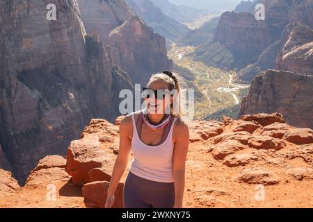 Blick über das Zion-Tal in Richtung Angel's Landing vom Aussichtspunkt im Zion-Nationalpark aus gesehen Stockfoto