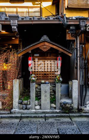 Ein buddhistischer Familienschrein in einer leeren Straße in Kyoto Japan. Stockfoto