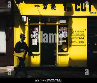 London – 01. Mai 2021 – Straßenfotografie von Barbiern in Gelb mit Licht und Schatten, London, Großbritannien Stockfoto