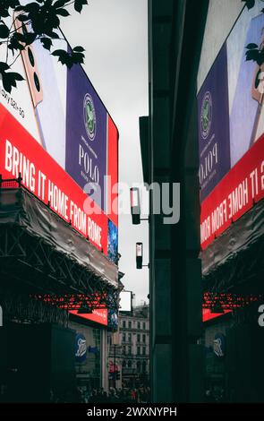 London 03. Juli 2021 - Straßenfotografie des Piccadilly Circus mit der englischen Fußballmannschaft World Cup, London UK Stockfoto