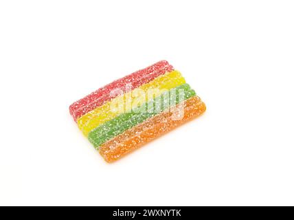 Regenbogenstreifen Zuckerkristalle bestreut Gummigelee Bonbons isoliert auf weißem Hintergrund Stockfoto