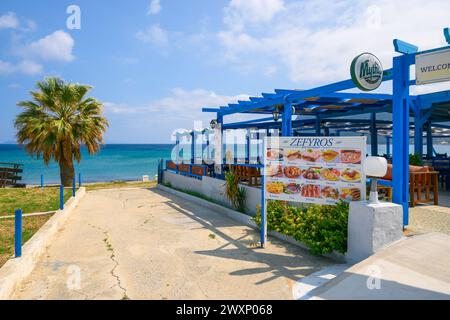 Kos, Griechenland - 12. Mai 2023: Griechisches Restaurant am Meer neben dem Strand von Kefalos. Kos, Griechenland Stockfoto