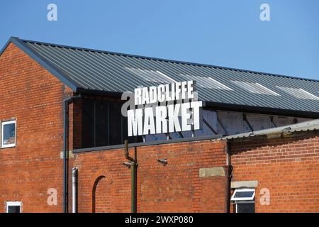 Radcliffe Market Schild auf der Rückseite des Radcliffe Market mit klarem blauem Himmel in der Nähe von Bury Greater manchester uk Stockfoto