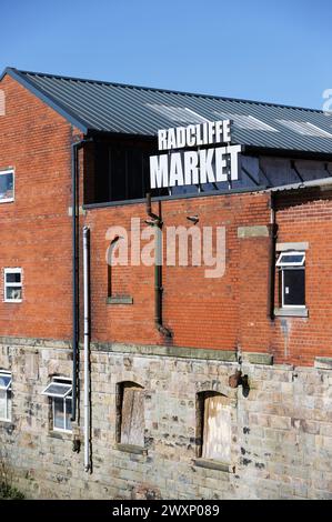 Radcliffe Market Schild auf der Rückseite des Radcliffe Market mit klarem blauem Himmel in der Nähe von Bury Greater manchester uk Stockfoto