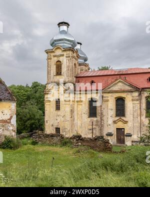 Kirche der Gottesmutter Maria, Skoky bei Zlutice, Westböhmen, Tschechische Republik Stockfoto