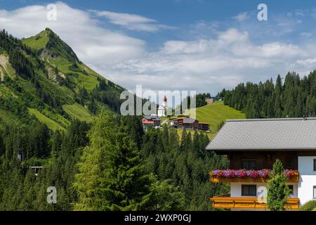 Antoniuskapelle in der Nähe von Bach und Dorf, Reutte, Tirol, Österreich Stockfoto