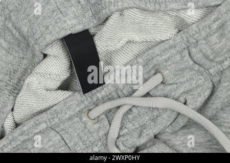 Graue Jogginghose Jogginghose mit schwarzem Etikett in Nahaufnahme Stockfoto