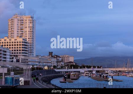 Ponta Delgada, Azoren, 17.03.2024 - Blick auf den Yachthafen in der Stadt Ponta Delgada mit dem Stadtbild im Hintergrund. Insel Sao Miguel, Azor Stockfoto