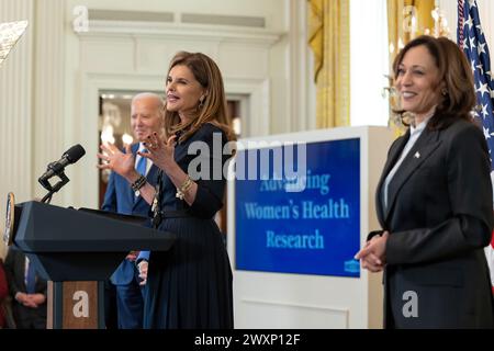 Die ehemalige First Lady von Kalifornien und Frauengesundheitsanwältin Maria Shriver stellt First Lady Jill Biden am Montag, 18. März 2024, im East Room des Weißen Hauses vor. (Offizielles Foto des Weißen Hauses von Adam Schultz) Stockfoto