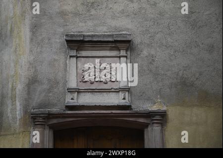 Steingemeißeltes Basrelief an der Fassade eines historischen Denkmals in Kaysersberg, Frankreich. Stockfoto