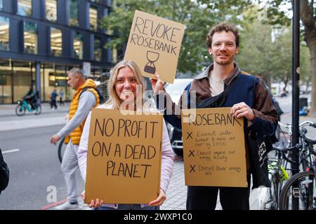 Oktober 2023. Labour Party HQ, Blackfriars Bridge Road, London, Großbritannien. Kampagnengruppe Green New Deal steigende Nachfrage Labour verpflichtet sich zu einem mutigen Green New Deal. Stockfoto