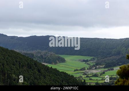 Landschaftsansicht von Caldeira Seca in Sete Cidades, Insel Sao Miguel, Azoren, Portugal, Europa. Stockfoto