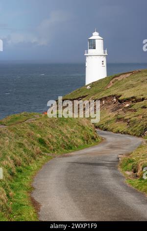 Trevose Head Leuchtturm mit Atlantikhintergrund an einem sonnigen Nachmittag und verstreuten Wolken, Cornwall North Coast, England Stockfoto