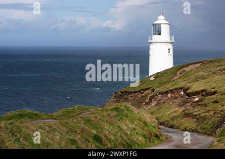 Trevose Head Leuchtturm mit Atlantikhintergrund an einem sonnigen Nachmittag und verstreuten Wolken, Cornwall North Coast, England Stockfoto