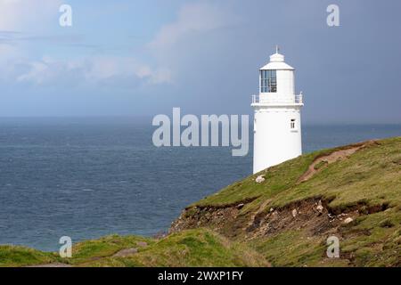 Trevose Head Leuchtturm mit Atlantikhintergrund an einem sonnigen Nachmittag und verstreuten Wolken, Cornwall North Coast, England Stockfoto