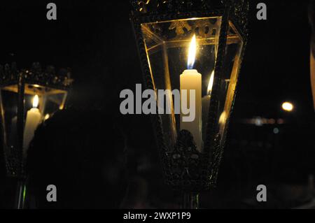 In der Nacht des Kreuzweges, während der Karwoche, eine Prozession in der Nacht, mit Kerzen, die die Stufen der Gläubigen beleuchten. Stockfoto