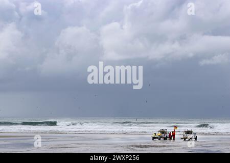 Rettungsschwimmer an einem windigen stürmischen Tag in Cornwall Stockfoto