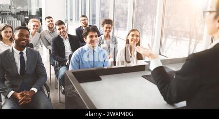 Unternehmenskunden, die sich in modernen Büros an einer Präsentation beteiligen Stockfoto