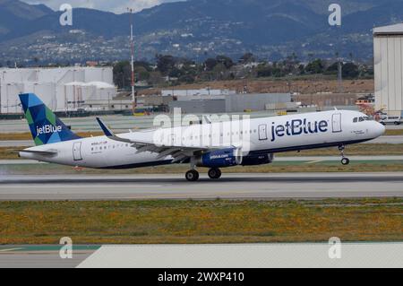 JetBlue Airways N981JT, Airbus A321-Flugzeuge, die am LAX, Los Angeles International Airport landen. Stockfoto