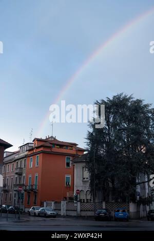 Mailand, Italien. April 2024. Rovereto. Maltempo A mailand. Temporale e arcobaleno. - Cronaca - Mailand, Italien - Lunedì 1 April 2024 (Foto Alessandro Cimma/Lapresse) Schlechtes Wetter in Mailand. Gewitter und Regenbogen. - News - Mailand, Italien - Montag, 1. April 2024 (Foto Alessandro Cimma/Lapresse) Credit: LaPresse/Alamy Live News Stockfoto