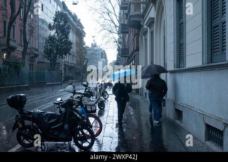 Mailand, Italien. April 2024. Turati. Maltempo A mailand. Temporale e arcobaleno. - Cronaca - Mailand, Italien - Lunedì 1 April 2024 (Foto Alessandro Cimma/Lapresse) Schlechtes Wetter in Mailand. Gewitter und Regenbogen. - News - Mailand, Italien - Montag, 1. April 2024 (Foto Alessandro Cimma/Lapresse) Credit: LaPresse/Alamy Live News Stockfoto