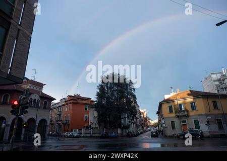 Mailand, Italien. April 2024. Rovereto. Maltempo A mailand. Temporale e arcobaleno. - Cronaca - Mailand, Italien - Lunedì 1 April 2024 (Foto Alessandro Cimma/Lapresse) Schlechtes Wetter in Mailand. Gewitter und Regenbogen. - News - Mailand, Italien - Montag, 1. April 2024 (Foto Alessandro Cimma/Lapresse) Credit: LaPresse/Alamy Live News Stockfoto