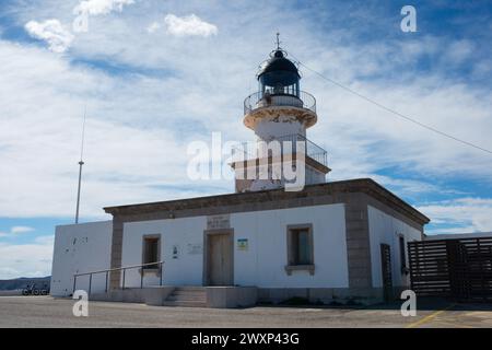 Leuchtturm des Naturparks Cap de Creus, dem östlichsten Punkt Spaniens, wo die Sonne zum ersten Mal aufgeht. Stockfoto