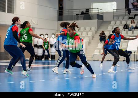 Kreteil, Frankreich. April 2024. Coralie Lassource aus Frankreich mit Teamkollegen während des Trainings der französischen Handballmannschaft am 1. April 2024 im La Maison du Handball in Creteil, Frankreich - Foto Antoine Massinon/A2M Sport Consulting/DPPI Credit: DPPI Media/Alamy Live News Stockfoto