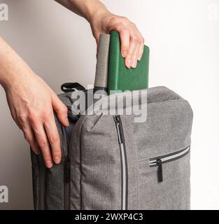 Bücher, Planer, Notizbücher in den Rucksack packen. Stockfoto