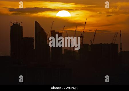 London, Großbritannien. April 2024. Wetter in Großbritannien: Dramatische Abendsonne untergeht über den Gebäuden der Stadt und endet am Ostermontag mit gemischtem Wetter. Guy Corbishley/Alamy Live News Stockfoto