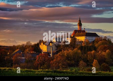 Das Kloster Andechs und die alpen bei Sonnenaufgang Stockfoto