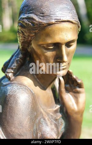 Eine einsame weibliche Statue auf dem Friedhof verkörpert Trauer und Trauer, Deutschland, Mönchengladbach Stockfoto