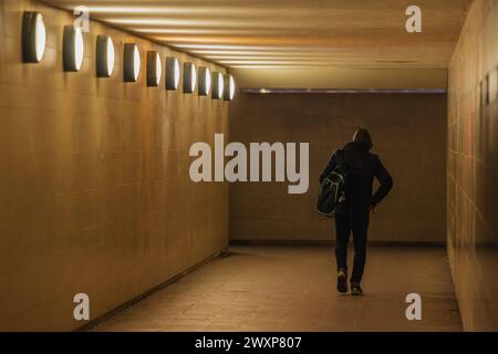 Person, die durch einen unterirdischen Flur mit Lichtern zur siegessaule oder zum siegesdenkmal in Berlin geht. Stockfoto