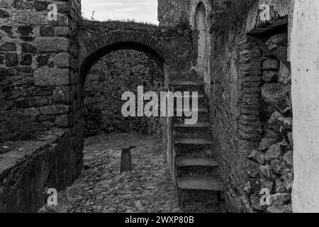 Altes mittelalterliches Tor in der Altstadt von Castelo de Vide, Portugal Stockfoto