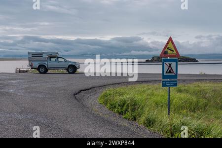 Abenteuercamper parkt auf einem Parkplatz ohne Nacht an einem malerischen Teil der Straße in Island. Wunderschöne Landschaft über dem geparkten Fahrzeug. Stockfoto