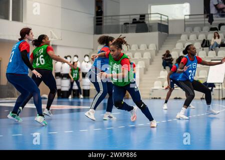 Coralie Lassource aus Frankreich mit Teamkollegen während des Trainings der französischen Handballmannschaft am 1. April 2024 im La Maison du Handball in Creteil, Frankreich Stockfoto