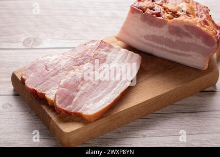 Fotografie, Speck, horizontal, Schmalz, Lebensmittelscheibe, Fleisch, Schwein, Essen, Zutat, keine Leute, Frische, rohe Speisen, Nahaufnahme, Schneidebrett, Gourmet Stockfoto