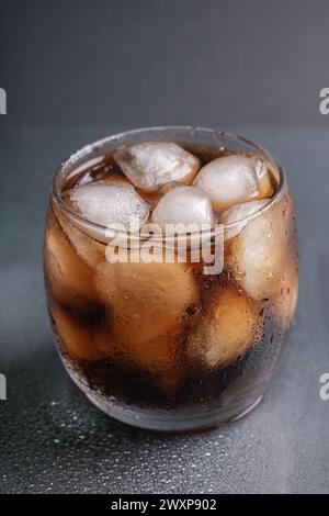 Getränk, Limonade, Tropfen, Tropfen, Flüssigkeit, Cocktail, Eis, Whiskey, Glas, kalt, alkoholisch, vertikal, Hintergrund, Fotografie, cool, Farbbild, Getränk, wir Stockfoto