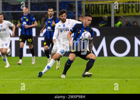 Mailand, Italien. April 2024. Lautaro Martinez (R) und Bartosz Bereszynski (L) in Aktion während des Fußballspiels Serie A zwischen dem FC Internazionale und Empoli FC im Giuseppe Meazza Stadion in Mailand, Italien, am 1. April 2024 Credit: Mairo Cinquetti/Alamy Live News Stockfoto