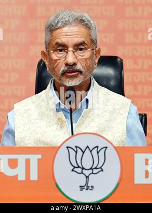 NEW DELHI, INDIEN – 1. APRIL: EU-Minister S. Jaishankar hält am 1. April 2024 in New Delhi auf einer Pressekonferenz im BJP HQ, DDU Marg. Außenminister S. Jaishankar erhob am Montag eine große Anklage gegen den ehemaligen Premierminister Pandit Jawaharlal Nehru wegen der Inselreihe Katchatheevu. Aus Nehrus Ansichten über die Insel zog der EU-Minister hervor, dass die Katchatheevu-Inseln für den ehemaligen Premierminister keine Bedeutung hätten und dies als "lästig" betrachteten. (Foto: Vipin Kumar/Hindustan Times/SIPA USA ) Stockfoto