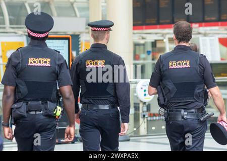 17. Juli, Liverpool Street Station, London: 3 City of London Police auf Patrouille mit traditioneller Uniform Stockfoto