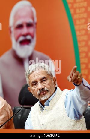 NEW DELHI, INDIEN – 1. APRIL: EU-Minister S. Jaishankar hält am 1. April 2024 in New Delhi auf einer Pressekonferenz im BJP HQ, DDU Marg. Außenminister S. Jaishankar erhob am Montag eine große Anklage gegen den ehemaligen Premierminister Pandit Jawaharlal Nehru wegen der Inselreihe Katchatheevu. Aus Nehrus Ansichten über die Insel zog der EU-Minister hervor, dass die Katchatheevu-Inseln für den ehemaligen Premierminister keine Bedeutung hätten und dies als "lästig" betrachteten. (Foto: Vipin Kumar/Hindustan Times/SIPA USA ) Stockfoto