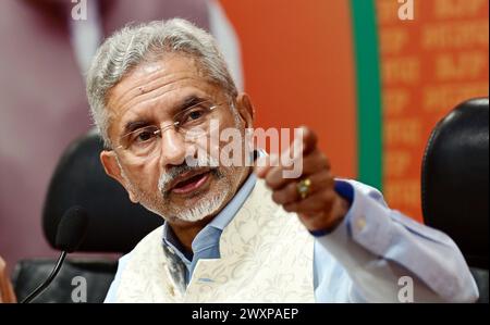 NEW DELHI, INDIEN – 1. APRIL: EU-Minister S. Jaishankar hält am 1. April 2024 in New Delhi auf einer Pressekonferenz im BJP HQ, DDU Marg. Außenminister S. Jaishankar erhob am Montag eine große Anklage gegen den ehemaligen Premierminister Pandit Jawaharlal Nehru wegen der Inselreihe Katchatheevu. Aus Nehrus Ansichten über die Insel zog der EU-Minister hervor, dass die Katchatheevu-Inseln für den ehemaligen Premierminister keine Bedeutung hätten und dies als "lästig" betrachteten. (Foto: Vipin Kumar/Hindustan Times/SIPA USA ) Stockfoto