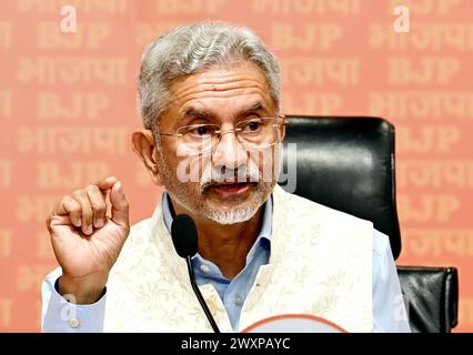 NEW DELHI, INDIEN – 1. APRIL: EU-Minister S. Jaishankar hält am 1. April 2024 in New Delhi auf einer Pressekonferenz im BJP HQ, DDU Marg. Außenminister S. Jaishankar erhob am Montag eine große Anklage gegen den ehemaligen Premierminister Pandit Jawaharlal Nehru wegen der Inselreihe Katchatheevu. Aus Nehrus Ansichten über die Insel zog der EU-Minister hervor, dass die Katchatheevu-Inseln für den ehemaligen Premierminister keine Bedeutung hätten und dies als "lästig" betrachteten. (Foto: Vipin Kumar/Hindustan Times/SIPA USA ) Stockfoto