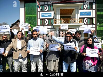 Srinagar, Indien. April 2024. SRINAGAR, INDIEN - 1. APRIL: Mitglieder des Jammu und des Kashmir Pradesh Congress Committee (JKPCC) tragen Plakate während eines Protestes gegen die Einkommensteuer-Abteilung am 1. April 2024 in Srinagar, Indien. (Foto: Waseem Andrabi/Hindustan Times/SIPA USA) Credit: SIPA USA/Alamy Live News Stockfoto