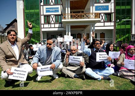 Srinagar, Indien. April 2024. SRINAGAR, INDIEN - 1. APRIL: Mitglieder des Jammu und des Kashmir Pradesh Congress Committee (JKPCC) tragen Plakate während eines Protestes gegen die Einkommensteuer-Abteilung am 1. April 2024 in Srinagar, Indien. (Foto: Waseem Andrabi/Hindustan Times/SIPA USA) Credit: SIPA USA/Alamy Live News Stockfoto