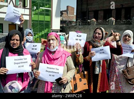 Srinagar, Indien. April 2024. SRINAGAR, INDIEN - 1. APRIL: Mitglieder des Jammu und des Kashmir Pradesh Congress Committee (JKPCC) tragen Plakate während eines Protestes gegen die Einkommensteuer-Abteilung am 1. April 2024 in Srinagar, Indien. (Foto: Waseem Andrabi/Hindustan Times/SIPA USA) Credit: SIPA USA/Alamy Live News Stockfoto